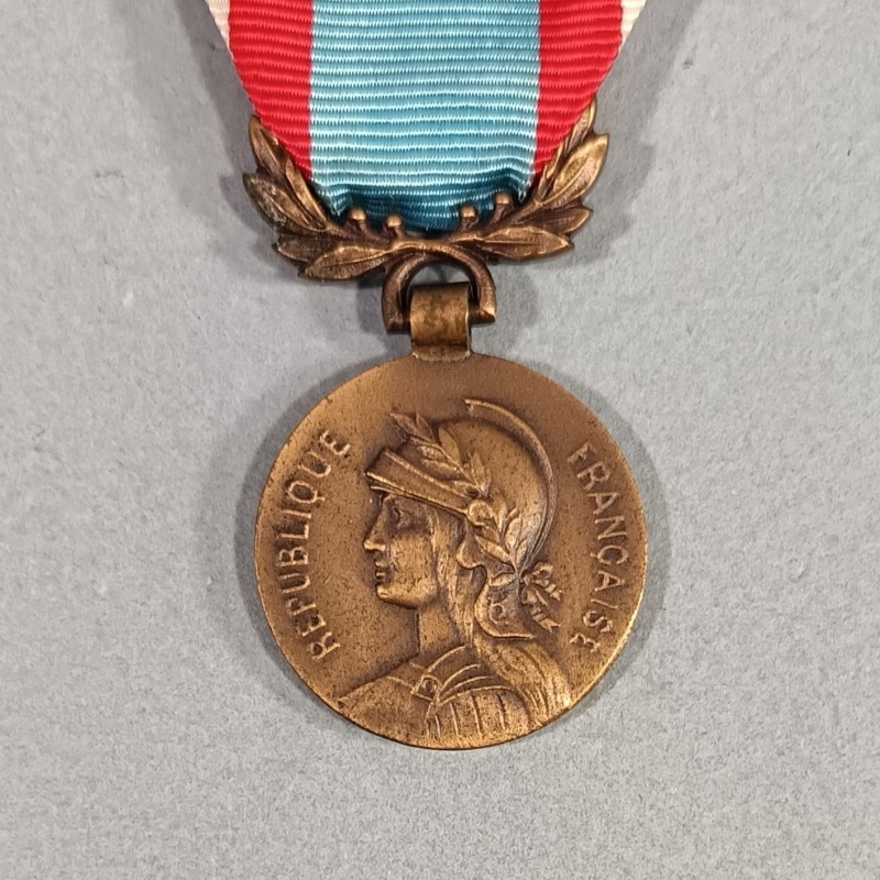 MEDAILLE COMMEMORATIVE D'AFRIQUE DU NORD AVEC BARRETTE ALGERIE PREMIER MODELE FABRICATION ARTHUS BERTRAND